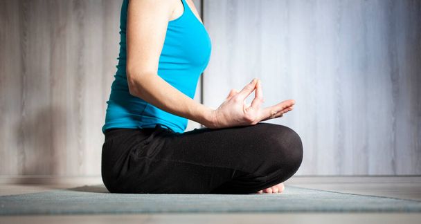 Frau macht Yoga zu Hause - Foto, Bild