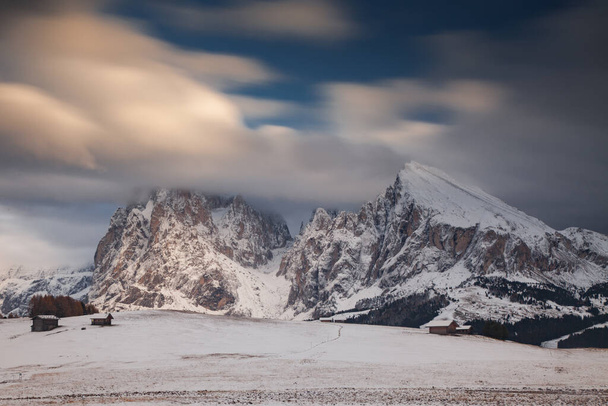 śnieżny wczesnozimowy krajobraz w Alpe di Siusi. Dolomity, Włochy - zimowy wypoczynek  - Zdjęcie, obraz