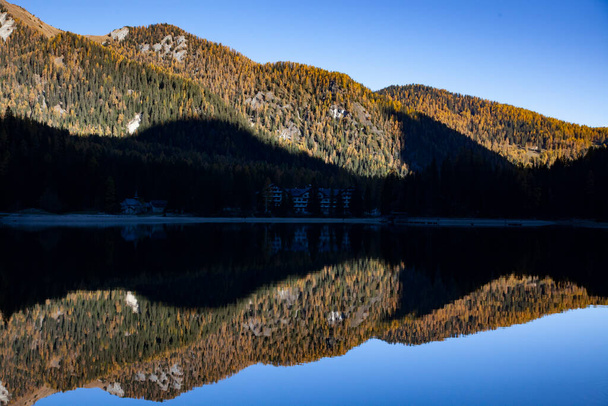 lago di Braies en las montañas Dolomitas, Sudtirol, Italia - Foto, imagen