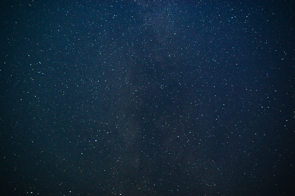 textura do céu noturno azul e estrelas em um fundo escuro. Com barulho e grãos. Fotos de longa exposição. - Foto, Imagem