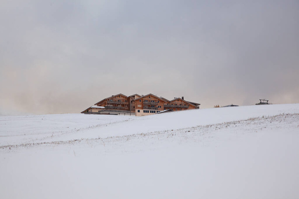 luminen varhainen talvimaisema Alpe di Siusi. Dolomiitit, Italia - talvilomien kohde  - Valokuva, kuva
