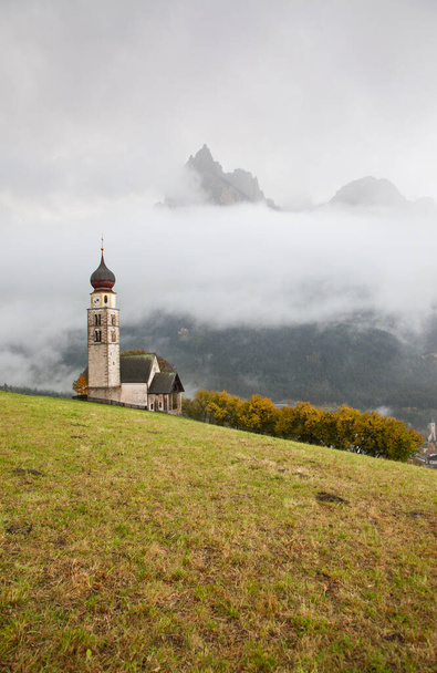 église San Valentino sur une journée brumeuse de fin d'automne, Siusi allo Sciliar, Castelrotto, Dolomites, Italie - Photo, image
