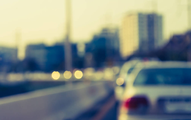 винтажный тон размывает изображение людей за рулем автомобиля в дневное время для фонового использования. (сфотографируйте изнутри) - Фото, изображение