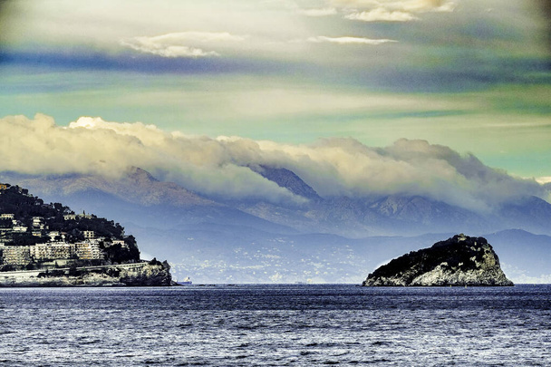 Landschaften von Spotorno und der Insel Bergeggi an der westlichen ligurischen Riviera mit ihrem schönen Sand - Foto, Bild