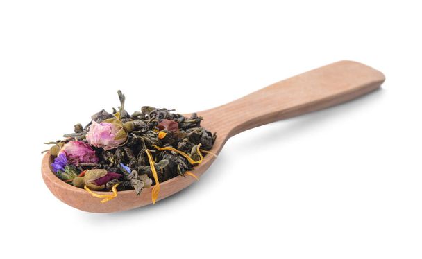Drewniana łyżka z suchymi liśćmi herbaty i kwiatami na białym tle - Zdjęcie, obraz