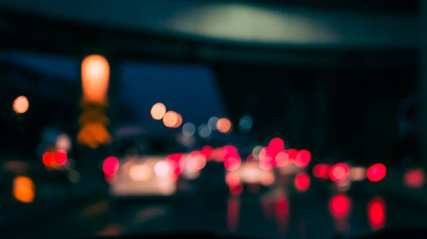 ton vintage flou image de voitures à l'intérieur avec des lumières bokeh de l'embouteillage sur le temps de nuit pour l'arrière-plan. - Photo, image