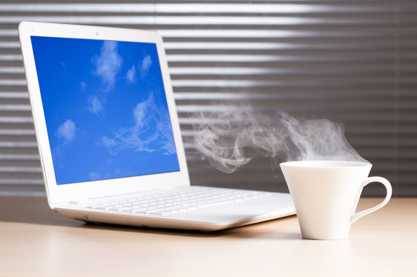 Laptop and a cup of tea. - Foto, afbeelding