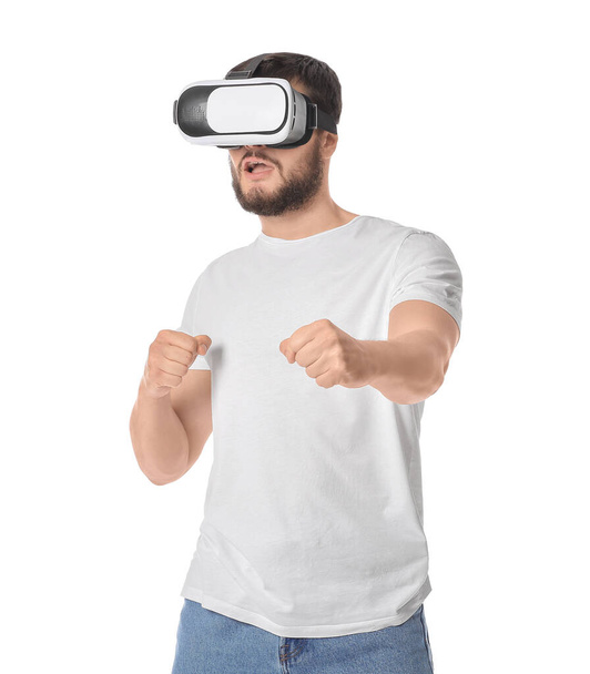 Jovem com óculos de realidade virtual em fundo branco - Foto, Imagem