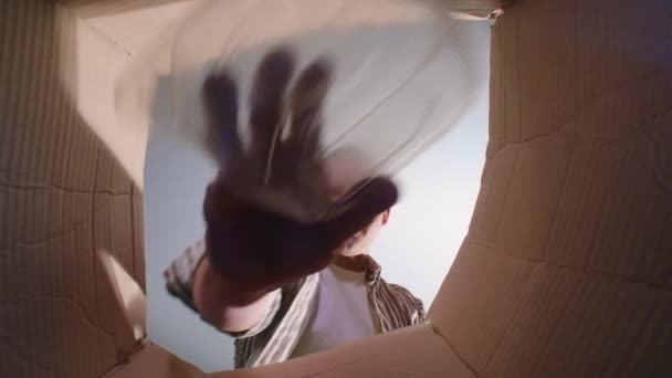 Видео, как мужчина бросает пластиковый контейнер, вид снизу - Кадры, видео