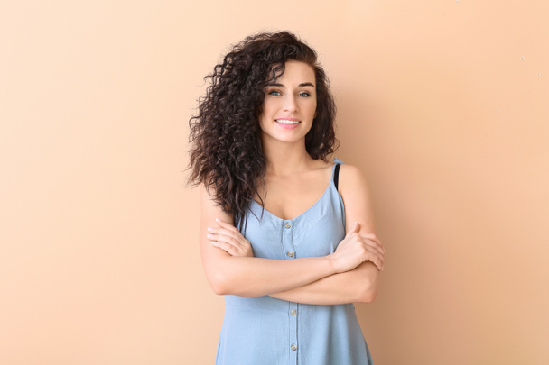 Portrait of stylish young woman on color background - Foto, Imagen