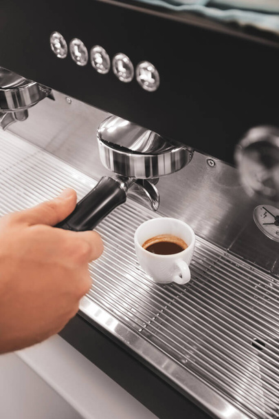 Barista het maken van hete koffie in cafe, close-up - Foto, afbeelding