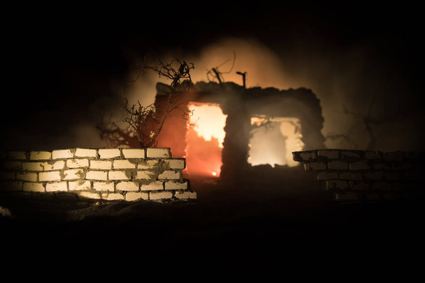 Stary kamienny dom płonie niekontrolowany w nocy. Pożar w wiejskim domu. Dekoracja dzieł sztuki. Skupienie selektywne - Zdjęcie, obraz