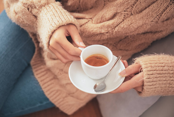 Hermosa mujer bebiendo café espresso caliente en la cafetería, primer plano - Foto, imagen