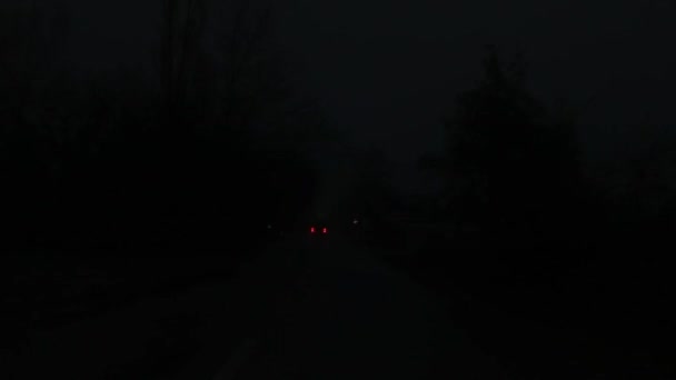 imagens de visão traseira do carro da polícia andando na estrada à noite - Filmagem, Vídeo