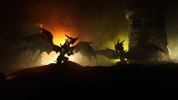 Silhouette de dragons de feu avec de grandes ailes sur un fond de feu brûlant sombre - Séquence, vidéo