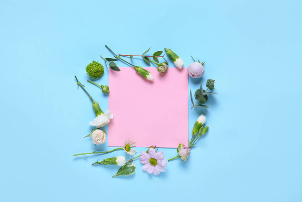 Gyönyörű virágok és üres kártya a színes háttér - Fotó, kép
