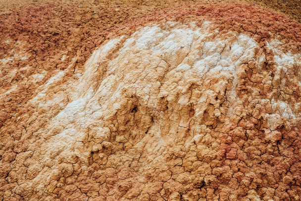 亀裂乾燥した土地の自然背景。き裂のある土の自然な質感。不毛の乾燥地の荒地の閉鎖の壊れた粘土表面。乾燥した気候の地形への完全なフレーム。地球上の生命のない砂漠 - 写真・画像