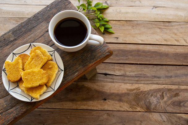 ζεστό καφέ, επιδόρπιο σνακ ψωμί του τρόπου ζωής διάταξη επίπεδη lay στυλ στο φόντο ξύλινο - Φωτογραφία, εικόνα
