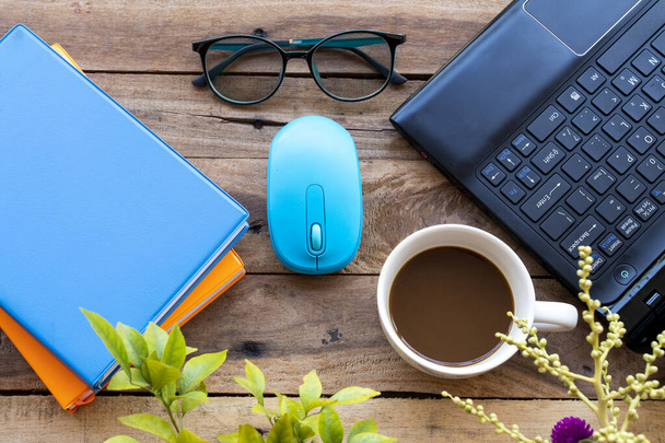 ordenador, portátil para el trabajo de negocios con café caliente, ratón, gafas de sol de estilo de vida disposición plana estilo de laico sobre fondo de madera - Foto, imagen