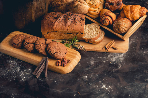 A closeup shot of various freshly-baked pastries - Foto, Imagem