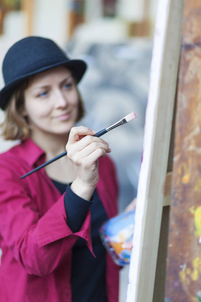 portret van jonge vrouw met hoed schilderen - Foto, afbeelding