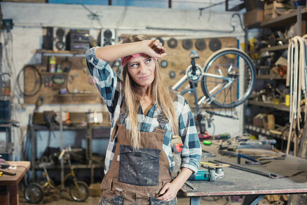 young woman worker in a workshop - Foto, Imagen