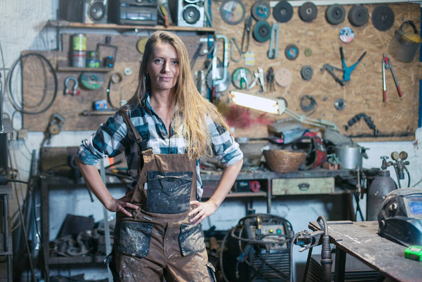 young woman worker in a workshop posing - Foto, Imagem