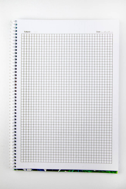 notatnik w kratkę na białym tle - Zdjęcie, obraz
