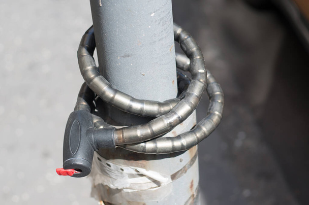 bicycle safety lock on street pole - Foto, afbeelding
