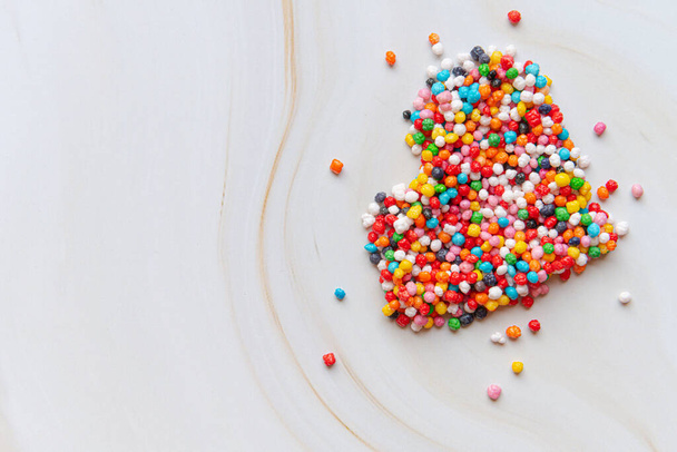 カラフルな砂糖菓子から作られたハート型 - 写真・画像