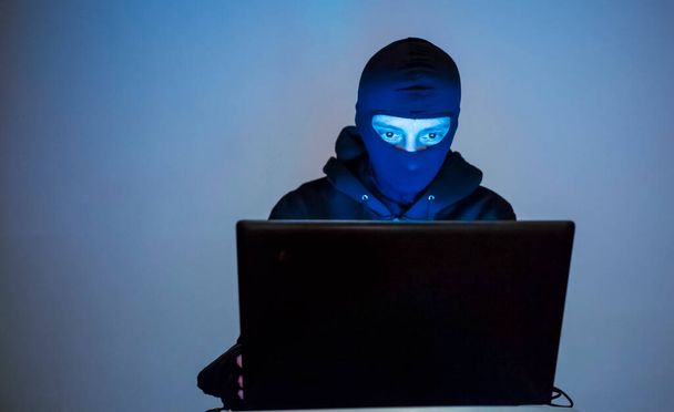 Bilgisayarı kullanan hırsız çevrimiçi güvenlik ve gizlilik kavramı çalıyor - Fotoğraf, Görsel