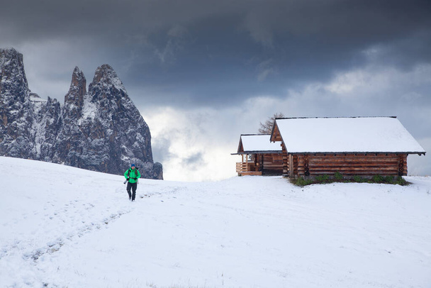besneeuwd vroeg winterlandschap in Alpe di Siusi. Dolomieten, Italië - wintervakantie bestemming  - Foto, afbeelding