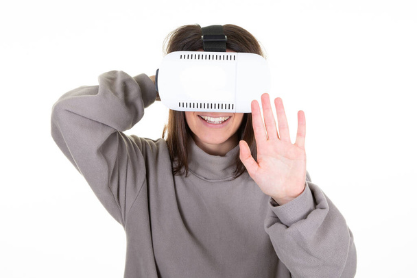 Щаслива жінка в гарнітурі віртуальної реальності над ізольованим білим тлом
 - Фото, зображення