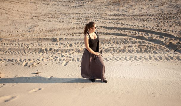 lonely woman standing on sand dune - Fotoğraf, Görsel