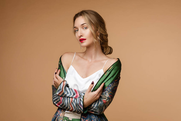 Smyslná žena v barevné hedvábné bundě a bílém hedvábí top. - Fotografie, Obrázek