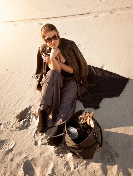 žena sedí na písečné duny s taškou女性のバッグを持つ砂丘の上に座って - Fotografie, Obrázek