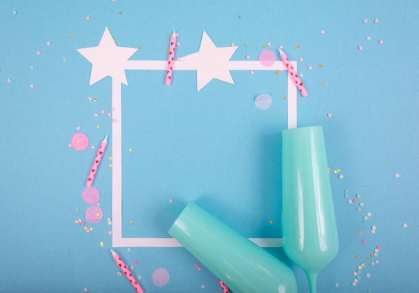 Festa fundo de férias com fita, estrelas, velas de aniversário, moldura vazia e confete no fundo azul. Foto Estúdio - Foto, Imagem