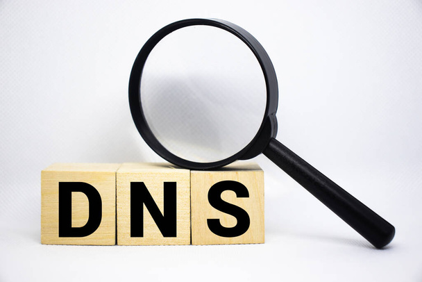 Concetto di parola DNS scritto su una tabella leggera - Foto, immagini