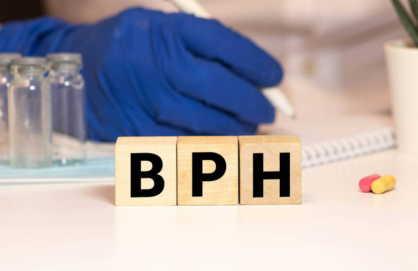 Palabra de hiperplasia prostática benigna BPH hecha con bloques de construcción, palabra BPH como concepto médico. - Foto, imagen
