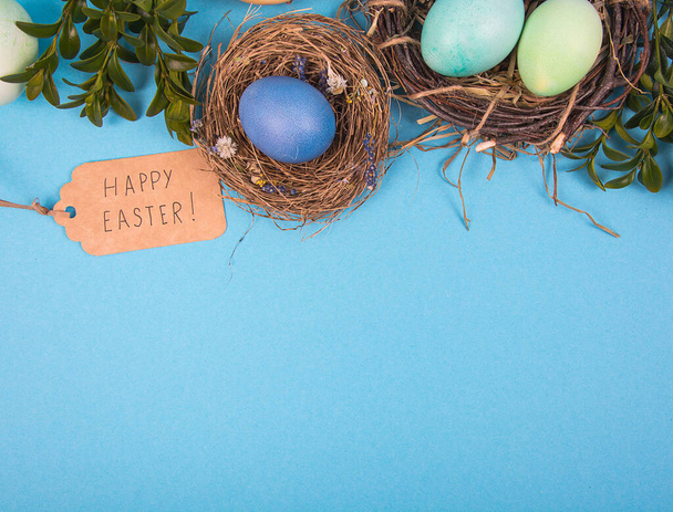 Fondo colorido con huevos de Pascua sobre fondo azul. Feliz concepto de Pascua. Se puede utilizar como póster, fondo, tarjeta de vacaciones. Estudio foto - Foto, imagen