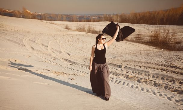 kadın, çöl siyah kumaş ile poz - Fotoğraf, Görsel