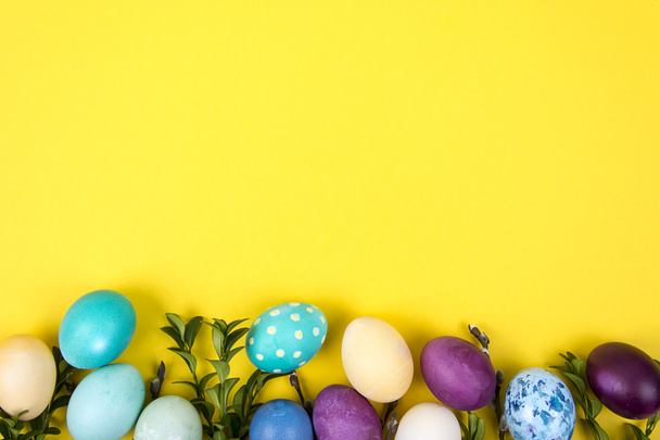 Barevné pozadí s velikonoční vajíčka na žlutém pozadí. Veselé Velikonoce. Lze použít jako plakát, pozadí, vánoční přání. Studio Photo - Fotografie, Obrázek