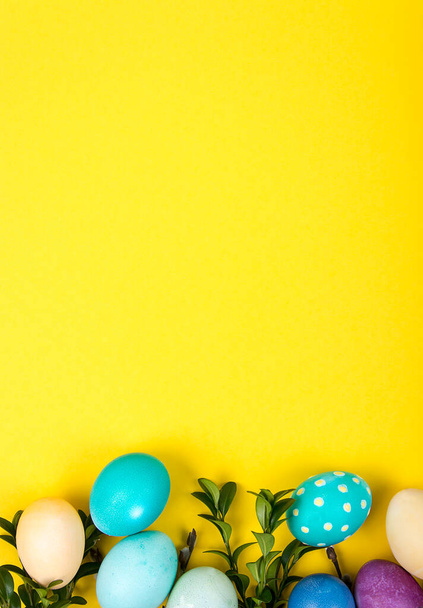 Fondo colorido con huevos de Pascua sobre fondo amarillo. Feliz concepto de Pascua. Se puede utilizar como póster, fondo, tarjeta de vacaciones. Estudio foto - Foto, Imagen
