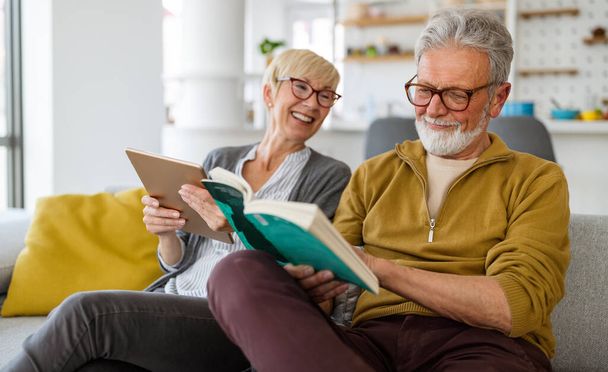Fröhlich-fröhliches Seniorenpaar genießt den Ruhestand zu Hause - Foto, Bild