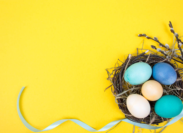 Fondo colorido con huevos de Pascua sobre fondo amarillo. Feliz concepto de Pascua. Se puede utilizar como póster, fondo, tarjeta de vacaciones. Estudio foto - Foto, imagen