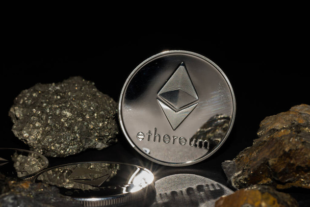 Silber glänzende Äthermünzen aus Kryptowährungen und Mineralien mit eiserner Detailansicht - Foto, Bild