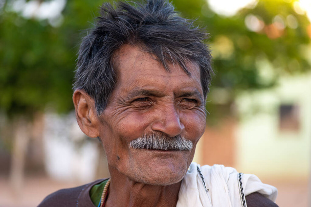 TIKAMGARH, MADHYA PRADESH, INDIA - JANUARY 23, 2021: Portrait of indian old man. - Foto, afbeelding