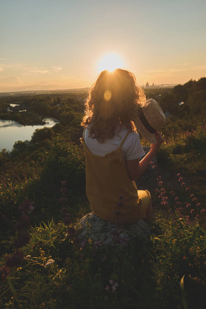 tyttö olkihattu auringonlaskun taustalla - Valokuva, kuva