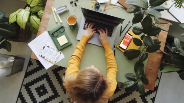 İş kadınının laptopta yazı yazarken, akıllı telefon kullanırken, not alırken ve ofiste çalışırken çay içerken zaman aşımına uğramış görüntüsü. - Video, Çekim