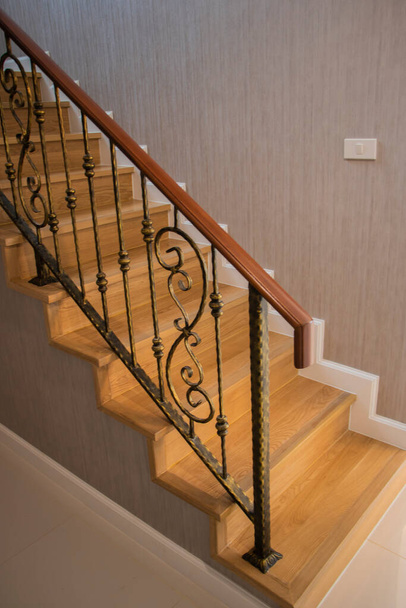 Escalier, plancher en bois et rail en fer noir. - Photo, image